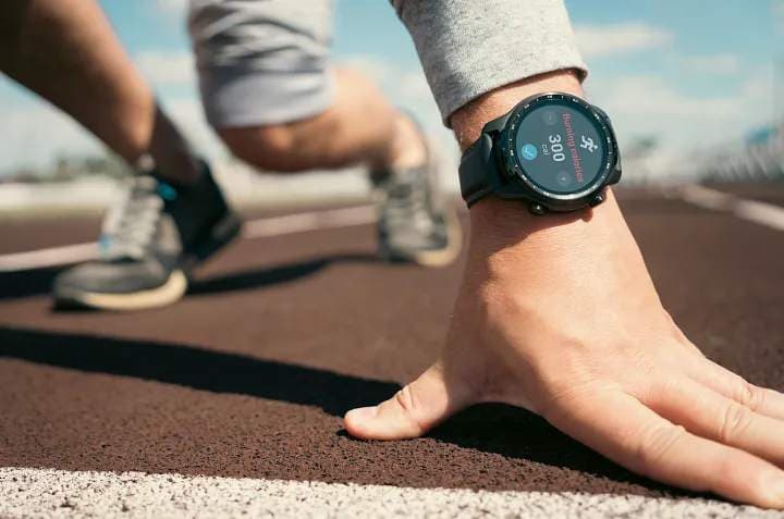 Armbanduhr eines Sportlers beim Training